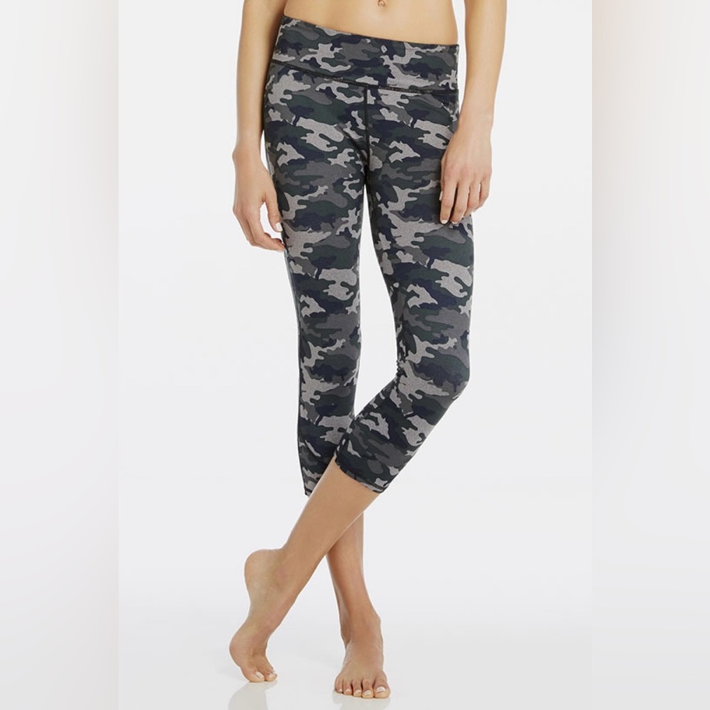 Fabletics Define PowerHold® Mid-Rise Capri - Moss Camo